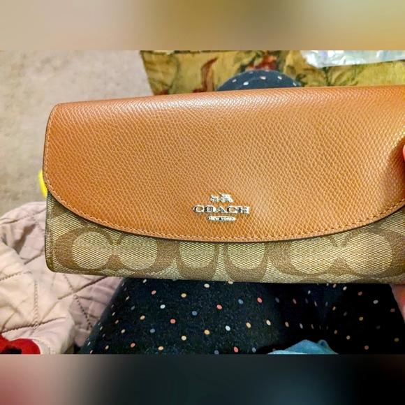 EUC Coach Large Wallet (Like New) - Picture 1 of 8